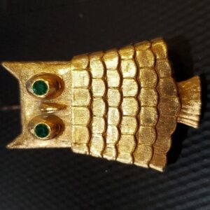 Avon Vintage Owl brooch 2.25 inch gold tone Secret Compartment or locket.